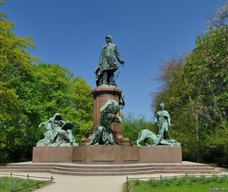 Национальный памятник Бисмарку (нем. Bismarck-Nationaldenkmal)   памятник архитектуры в Берлине, монумент первому рейхсканцлеру Германии Отто фон Бисмарку, последняя крупная работа Рейнгольда Бегаса. Изначально был установлен в 1901 году перед Рейхстагом на площади Кёнигсплац, современной площади Республики. В 1938 году памятник Бисмарку перенесли на площадь Большая Звезда. Наряду с аллеей Победы и национальным памятником кайзеру Вильгельму этот памятник Бисмарку является одним из типичных образцов вильгельминистских традиций в скульптуре.
Таких по Германии с десяток наверно. Но тебе недочпоканному жиденку этого не понять.