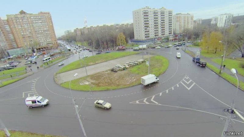 В Москве, на площади Белы Куна, такой турбоперекрёсток существует  с 60-х годов.Ничего нового.Аварии там частенько бывают.