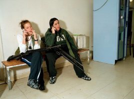 А пухленькая девочка наверное с двух рук валит сразу ;)