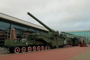 Добавьте ещё, что КПД паровозов от 3 до 7 процентов. То есть больше девяносто процентов сжигаемого топлива греет атмосферу.

Но.
Кроме паровозов не существует железнодорожного транспорта, способного ездить на дровах, соломе и вяленой рыбе.

А в случае, упаси Господь, войны, солярка будет отдана танкам, а железнодорожные перевозки придётся обеспечивать именно паровозам.

Поэтому они до сих пор и стоят на консервации, а не идут на переплавку.

А музей за Балтийским вокзалом действительно очень интересный.

На фото - железнодорожная артиллерийская установка из укреплений форта "Красная горка".