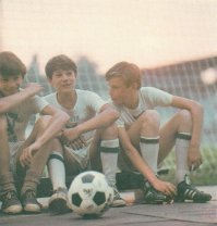 Это похоже не СССР, а ФРГ (цвет футбольной формы, фирменные бутсы и мяч, надписи не на русском на майке)