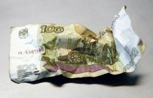 Простирал случайно сотку в кармане штанов, в стиральной машине. В магазинах не брали, а терминал сразу принял.