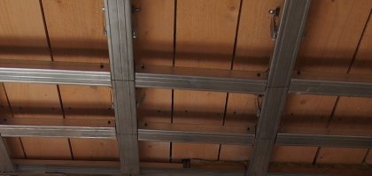 Это черновой потолок. Доски кривые, разной толщины. Коме того, дерево имеет интересную привычку менять размеры от влажности. Поэтому все равно надо что-то накатывать сверху. Если так нравится дерево, то доски должны быть очень хорошего качества. Стоят очень дорого и у нас в городе их даже и не купишь.  
Вот на фото видны щели. Когда доски подшивались, щелей не было.