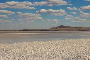 В Мертвом море я не купался, а вот в озере Баскунчак купался. Там действительно нельзя утонуть. На нём можно просто лежать...