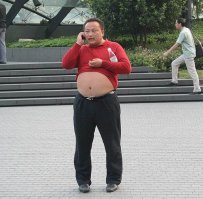 на очень нормальном, как у меня, ее приходится растягивать - чтобы дополнительных складок не было да и чтобы пузо не сгорело