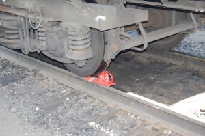 работаю в ПМС-РЖД монтером пути, у нас состав тогда метров 300 с башмаком проехал (составитель забыл убрать) дак он стерся по самую рукоять.