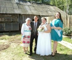 Что то мне подсказывает, что именно  подружка невесты, заставила этого парня женится на своей подруге.  Такой не откажешь !