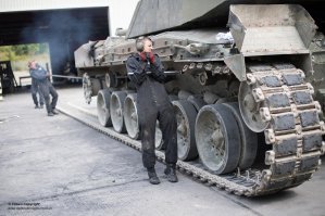 Ну то есть, возможно, это какое то сводное подразделение, рекламирующее службу в ЦАХАЛ?

Что то вроде "служба организации досуга солдат",которым вменено в обязанность позировать с винтовками и давать интервью -"да, да я сама траки у танка перетягивала"?