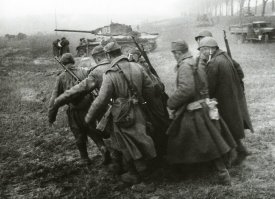 Ба. На заднем плане редкий танк Т-44.