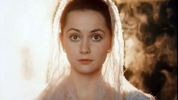 "Советский кинематограф не мог уже дать весёлых зрелищных фильмов..."
Советский кинематограф успел дать суперскую комедию в год своей смерти - 1991 - одновременно с СССР. Чокнутые.