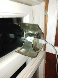 Да на самом деле кустарно: разрезанная вдоль банка из под кофе, а модем в донышко. Направлен в сторону, где сигнал мощнее (так понимаю там вышка) Без нее только 2G с нулевой скоростью. Экспериментировал с тарелкой еще, на стрелу модем крепил, но то ли неправильно делал или еще что, выхлоп тот же был.