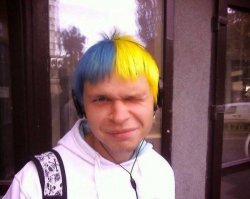 А усё потому что не покрасили в жовто-блакитный патриотический цвет.......Вот мост и протестует.