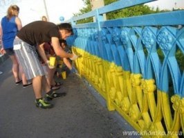 А усё потому что не покрасили в жовто-блакитный патриотический цвет.......Вот мост и протестует.