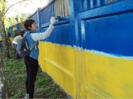 А усё потому что не покрасили в жовто-блакитный патриотический цвет.......Вот мост и протестует.