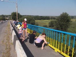 А усё потому что не покрасили в жовто-блакитный патриотический цвет.......Вот мост и протестует.