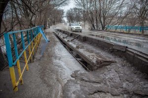 А усё потому что не покрасили в жовто-блакитный патриотический цвет.......Вот мост и протестует.
