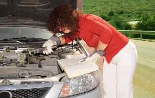 Да очень просто, было бы желание! Можно, к примеру, сломать резьбу или "закрутить" свечу вверх ногами.