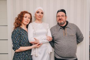 С первого класса в одном классе, в 9-м начали встречаться, через 2 года после окончания поженились( по залету можно сказать, так еще бы и не собрались), еще через семь разошлись. Самый трудный период становления на ноги были вместе, поэтому имущество разделено без жлобства и сожалений. Результат- 28 летняя дочь, пожалуй один из самых близких моих друзей. С бывшей женой теплые товарищеские отношения.