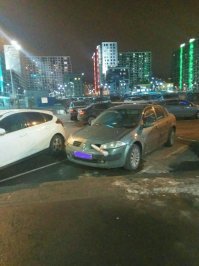 а тут то что не так? явно что столбик ему воткнули хулиганы, но машина то стоит нормально