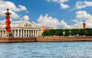 Вот в этом белом здании с колоннами