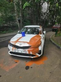 Не Вижу тут автохамства... припаркована для двора нормально. Скорей всего что-то личное к владельцу.