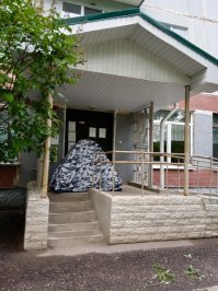 Это женщина, талончик к стоматологу детскому.