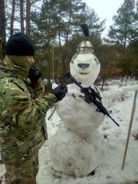 А это в какой армии? Просто винтовка на снеговике американская (М-16)