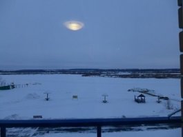 фото из окна гостиницы, что в поселке "Верхний бор" под Тюменью - "то ли лампа, то ли НЛО"