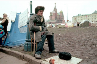 Какой нах СССР?)))))) 6 января 1995 г. президент РФ Борис Ельцин подписал указ о создании космического ракетного комплекса "Ангара".

Первоначально первые испытания планировалось провести уже в 2005-м году, 

Однако активные работы по проекту "Ангара" начались в 2001 г., ранее они фактически не велись из-за недофинансирования ракетно-космической отрасли. 
(напомню в стране Ад и Писец был. Людям есть было нечего. Не до космоса было)

 
В 2008-2009 годах прошли испытания универсальных ракетных модулей УРМ-1, как «холодные», так и «огневые», с запуском реактивного двигателя РД-0124А-И, работа которого имитировала циклограмму реального полета. К 2011 году завершились наземные испытания двигателя РД-191, который станет для «Ангары» «родным», и УРМ тестировались и с ним. 

Всего в реализацию проекта из федерального бюджета вложено порядка 96 млрд рублей (примерно $2,9 млрд по среднему курсу на 2013 г.). 

Для сравнения: на экологически чистую тяжелую ракету Falcon 9, работающую на керосине, американская компания SpaceX (Хоторн, шт. Калифорния) потратила 5 млрд 200 млн долларов США. Стоимость доставки на орбиту 1 кг груза российской "Ангарой" на низкую опорную орбиту (НОО) оценивается в $2400, на геопереходную (ГПО) - в $4600; американской Falcon 9 - на НОО в $4 тыс., на ГПО в $9500.

«Проблема была не техническая, – считает Николай Моисеев. – Безусловно, эта задача в условиях, когда мы имели в 1990-е годы хроническое недофинансирование, откладывалась на потом… С 1994-го года, с момента принятия решения о разработке, в течение 12 лет было выделено на проект где-то около 4% от необходимой суммы. Финансирование пошло фактически с 2006-го года, поэтому тут удивляться не нужно». 

 
Долгожданный первый старт состоялся 9 июля 2014 года двухступенчатая «Ангара – 1.2ПП» стартовала с космодрома Плесецк в Архангельской области. Спустя 21,5 минуты она успешно доставила свой груз – весящий 1430 кг габаритно-массовый макет полезной нагрузки – на полигон Кура, расположенный на Камчатке.