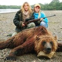 Хоть убей, не могу понять страсть убивать братьев наших меньших. Какая то дикость.  Можно оправдать охоту,  если она  необходима  для добывания средств пропитания, ну эта обеспеченная пара - для чего она убивала диких зверей ? Ради лайков в соцсетях ? Ради адреналина, при виде могучего животного, которое корчится в конвульсиях от их пуль ? Ну тогда эти мерзавцы просто извращенцы, которе не место в цивилизованном обществе. Правильно их стали бойкотировать соседи. Кстати, эта пара негодяев сродни другой семейной паре - любителей сафари - Елене Прокловой с мужем. Не отстает от них и депутат Думы Валуев.