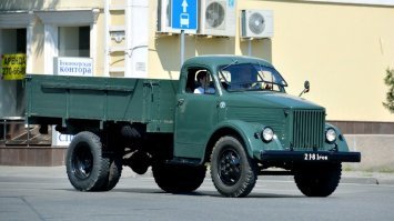 Больше на Газ-51, даже "баранка" и убранство кабины похоже. Но кабина больше на 61й похожа.