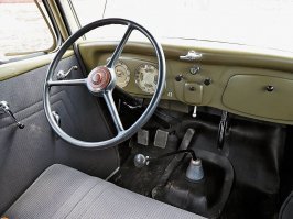 Больше на Газ-51, даже "баранка" и убранство кабины похоже. Но кабина больше на 61й похожа.