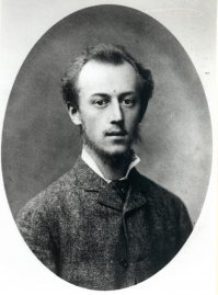 Не в коем случае не умаляя заслуг Николы Теслы в развитии науки, нужно понимать, что Тесла это был своеобразный Циолковский в электроэнергетике.

Но, как и Циолковский в космосе, так и Тесла в энергетике ограничился опытами и фундаментальными идеями, которые не стоили-бы ничего, если-бы их не подхватили талантливые ученые следующего поколения.
В реальности, человек определивший развитие всей современной энергетики в мире, это не Никола Тесла, а Михаил Осипович Доливо-Добровольский.

Именно Михаил Осипович разработал изобрел и разработал обоснование трёхфазной электрической системы, изобрел трёхфазный асинхронный двигатель (основной промышленный двигатель в настоящее время). М. О. Доливо-Добровольский изобрел трёхфазный трансформатор - и построил первую в мире линию передачи э/энергии с ее трансформацией.
Так-что не будь этого талантливого ученого - мир сидел-бы при керосиновых лампах и рассуждал о "забавных опытах Теслы"