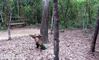 Высота большинства колеблется от одного до полутора метров, а ширина не превышает 60 сантиметров. Даже худощавый коротышка не смог бы преодолеть и пары километров такого пути, а ведь тоннели тянутся на гораздо большую длину. 

Пы.сы.   про ТЫСЯЧИ километров евротоннелей враньё......Туннели Erdstall имеют только одну узкую скрытую точку входа - поэтому нет второго выходного туннеля, как в случае системы аварийных туннелей. Некоторые туннельные системы имеют петлевые туннели в конце туннеля. Большинство туннельных систем не длиннее 50 метров (160 футов).