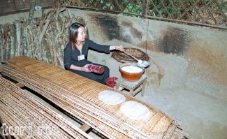 Высота большинства колеблется от одного до полутора метров, а ширина не превышает 60 сантиметров. Даже худощавый коротышка не смог бы преодолеть и пары километров такого пути, а ведь тоннели тянутся на гораздо большую длину. 

Пы.сы.   про ТЫСЯЧИ километров евротоннелей враньё......Туннели Erdstall имеют только одну узкую скрытую точку входа - поэтому нет второго выходного туннеля, как в случае системы аварийных туннелей. Некоторые туннельные системы имеют петлевые туннели в конце туннеля. Большинство туннельных систем не длиннее 50 метров (160 футов).