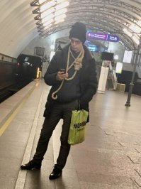 Если его повесить на этой веревке, то будет как суицид, а не убийство ))))
