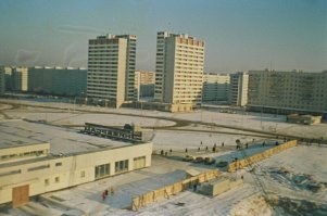 Справа часть девятиэтажки. Это Москва Красноярская ул д8 кор1. Я там жил. В то время в доме был магазин Океан галантерея и аптека. И было это 40 лет назад.