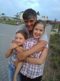 а что,кроме грязи снять больше нечего???убило про Набережные Челны((((в каждом городе есть такие гаражи,в той же Москве...на фото я с внучками.городская набережная)