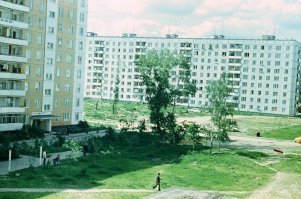 До боли знакомая картина. Заселяли дома, а про благоустройство дворов начисто забывали.
У нашего подъезда ещё годами лежали обломки плит и из земли торчала арматура. В школу ходили по колено в грязи, так как тротуар проложить забыли. На нашу беду по пути в школу между домом и забором детского сада в земле проходила теплотрасса, так что ликая жирная грязь была гарантированна даже зимой.