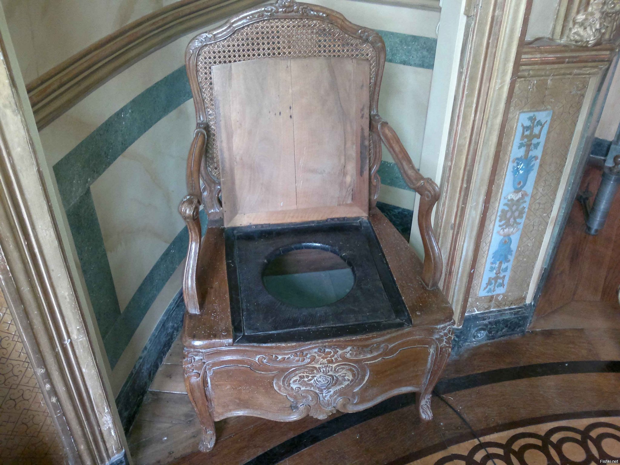 автор подъемного кресла в зимнем дворце