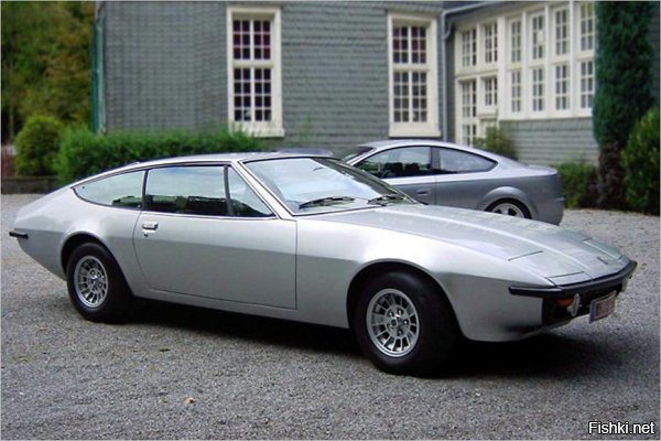 Похож на стоптаный галош. Он реально несуразен даже для японского автопрома тех годов, а уж по сравнению с традициями американского автопрома он вообще бедолага
Доя примера в 70х ввпускались и ездили по дорогам США 




Это американский рынок и американская философия, ну скажите куда прилепить гремлина? Может к европейцас, давайте сравним его с европой и заодно с азией, чтобы два раза не ходить:
 альфв ромео

 биттер

 бмв м1

 сраный ситроён

 датсун

 мазда р икс 7

 опель монза. 

Ну и еще куча и куда скажите приткнутся гремлину с его диким дизайном?