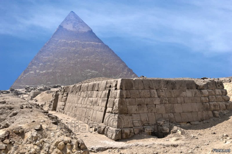 А я слышал, что первые египетские усыпальницы были вообще-то в виде усеченных пирамид и назывались мастабами. Отсюда, наиболее логично, что первые пирамиды это мастабы которым "достроили потолок". Естественно, что под другим углом. Вообще-то у мастаб был малый угол наклона стенок. Вот как раз эта "нестандартная" пирамида являлась переходной от мастабы к собственно пирамидам. Вот представьте, что просто достраиваете купол к этой мастабе и получите как раз "пирамиду" о которой идет речь в статье.