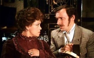 "Эльдар Рязанов предложил Арцибашеву сыграть кассира Гуляева в мелодраме «Жестокий романс»". Так директора банка же, не!?