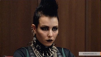 Да ну не, Руни Мара выглядить вообще не в своей тарелке. Только Нуми Рапас - настоящая Лисбет Саландер. С такой лучше не враждовать, однозначно.