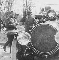 Свастика на императорской машине . Раньше это был главный и светлый символ , пока Гитлер не очернил образ и у людей сложился отрицательный стереотип .