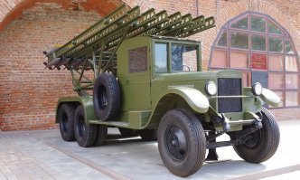 Катюша из нашего Нижегородского кремля. На самом деле реплика, воссозданная по архивным чертежам. До реставрации техники в 2013м году вообще двухосная стояла.