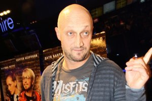 Раньше вот этот был в каждой киношке затычка
Потом тот что слева всех ментов-любовников переиграл
А теперь тот что с микрофонами из танков и окопов не вылазит