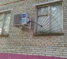 Если геоповское здание, то проще в окно, чем в стене дырку сделать.