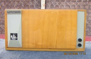 Конечно помню, был у меня такой в далеком детстве как у автора этого поста. Но так же был у меня (в детской комнате) и полноценный проигрыватель, который... на стенку вешался где можно было поставить уже большой диск со сказкой ("Алиса в стране чудес" Владимира Высоцкого например, этот дискоспектакль шел на двух больших пластинках) и слушать часами по нескольку раз в день...