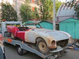 К сожалению информации нет. На втором фото энтузиасты из Москвы её выкупили и на эвакуаторе вывозят к себе. Принадлежала моему соседу по гаражу ему досталась от отца. Пытался восстановить, но слишком гнилая, а главное полностью индивидуальное изготовление, ниасилил.